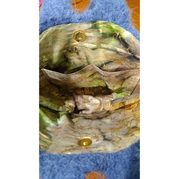 Heavy Felted Wool Bucket Bag, 2 Interior Pockets, Magnetic Closure - Picture 6 of 6